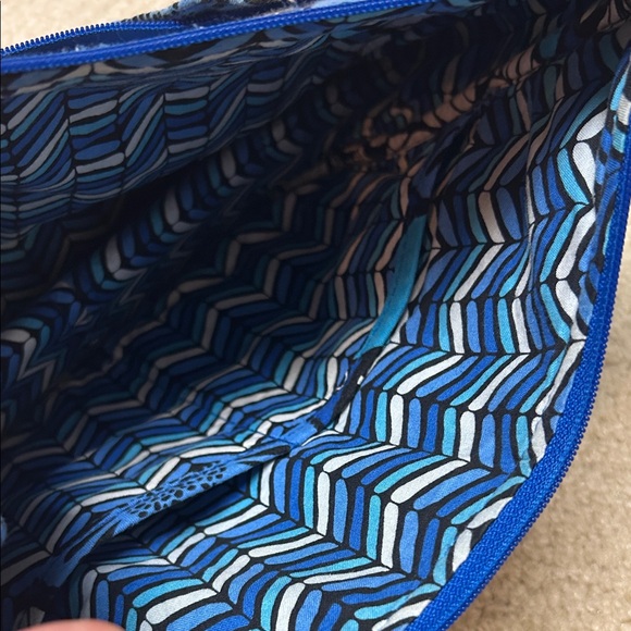 Vera Bradley Floral Blue and White Women's Bag. Some yellowing in white areas - Picture 4 of 5